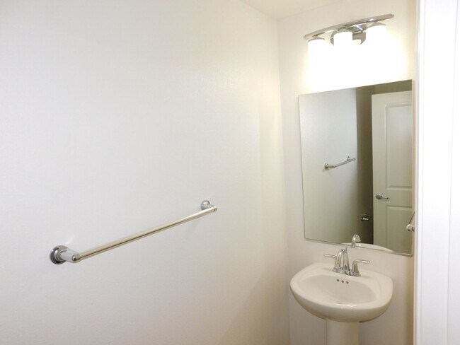 Building Photo - Beautiful Tri Level 2 Bed 2.5 Bath Single ...