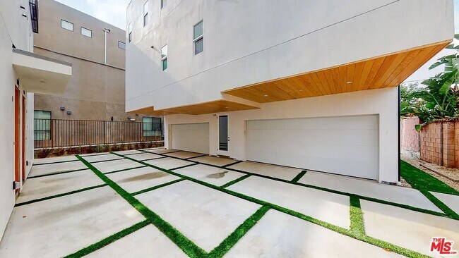 Building Photo - 525 Normandie Ave