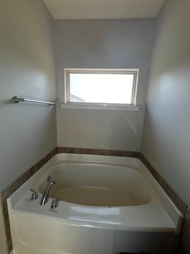 Building Photo - Fultondale/ Chapel Hill Sub-Division 4 BR / 2 Barhrooms / 2 car Garage