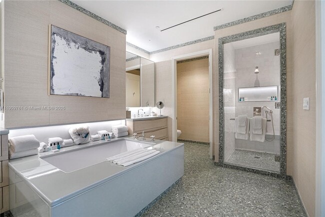 Building Photo - 4401 Collins Ave