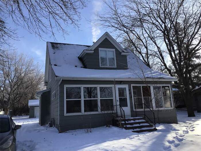 Building Photo - 902 3rd Ave NE