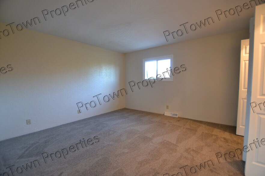 Building Photo - 654 Meadowood Ln