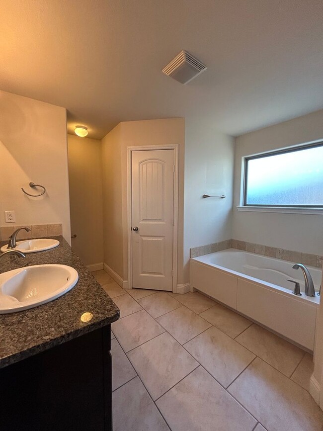 Building Photo - Beautiful 4 Bedroom Home in Northpark!