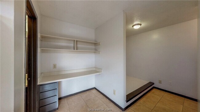 Building Photo - 725 Peppertree Dr