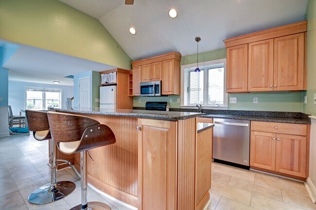 Building Photo - 30 Thayer Ave