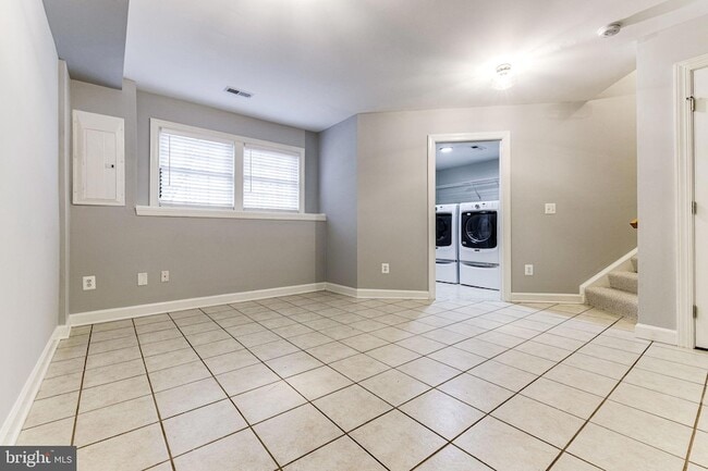 Building Photo - 953 Harrison Cir