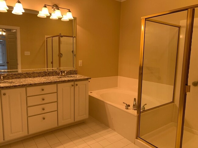 Building Photo - Large 3 Bed | 2.5 Bath Townhouse With Firs...