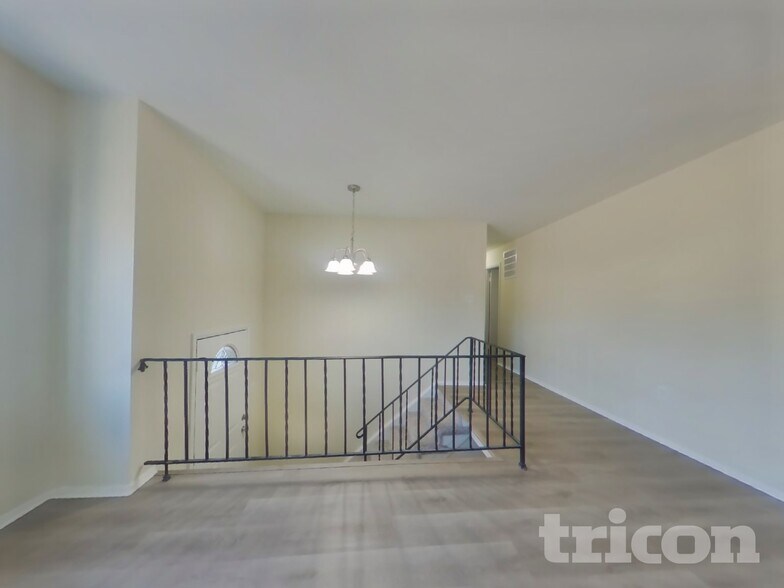 Building Photo - 3109 Lakehurst Ave