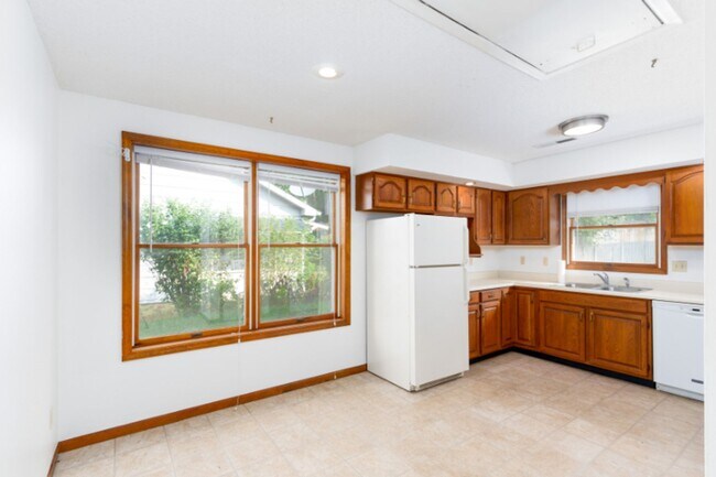 Building Photo - Fantastic Location! Close to MKT & Twin Lakes! 3BR/2.5BA/2000sqft., 2-Car Garage, Large Fenced Ya...