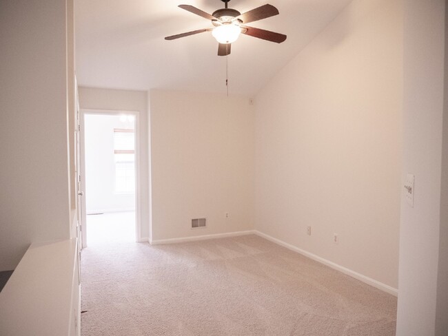 Building Photo - Your Dream Townhome Awaits!