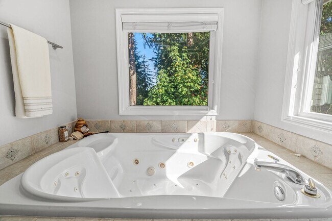 Building Photo - Luxury 4 bed 4 bath home in Lakemont, Bellevue