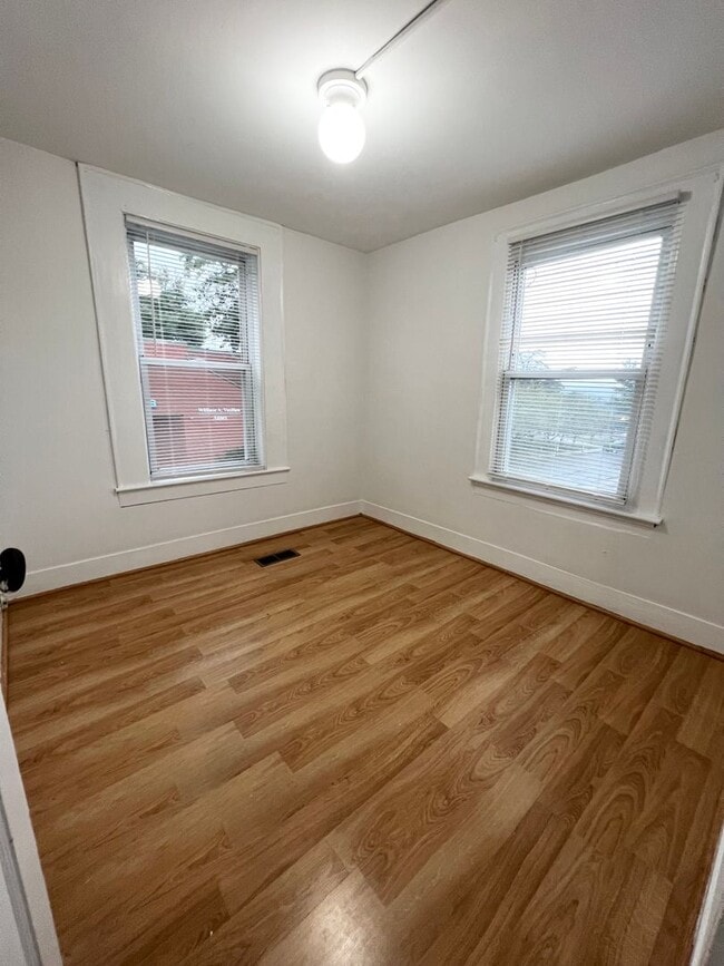 Building Photo - 143 William St