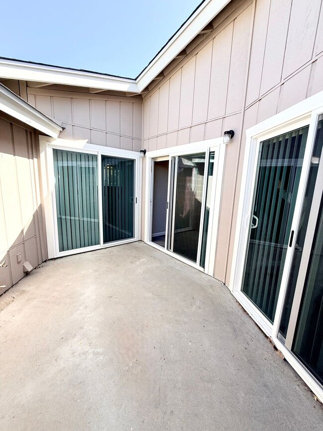 Building Photo - Beautifully Renovated 2 Bed, 2 Bath Condo for Rent