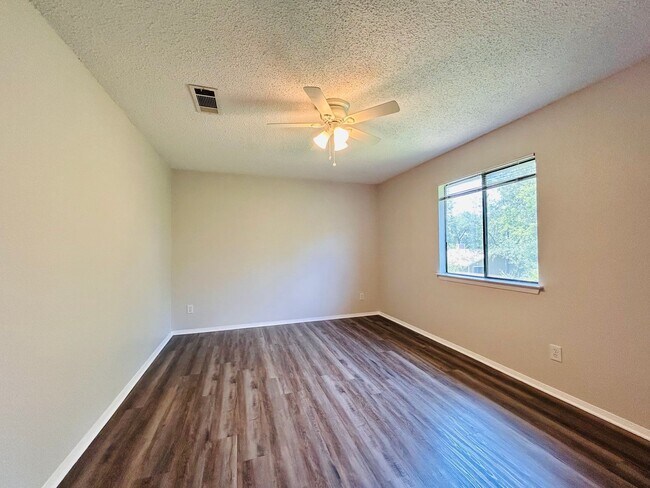 Building Photo - 7001 Winedale Dr