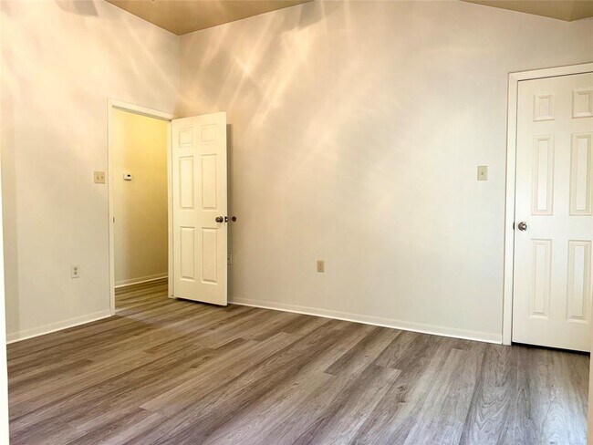 Building Photo - 10058 Emnora Ln