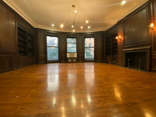 Building Photo - 169 W 76th St