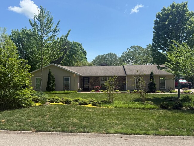 Building Photo - Lovely furnished 3 bedroom 2 bath home in ...