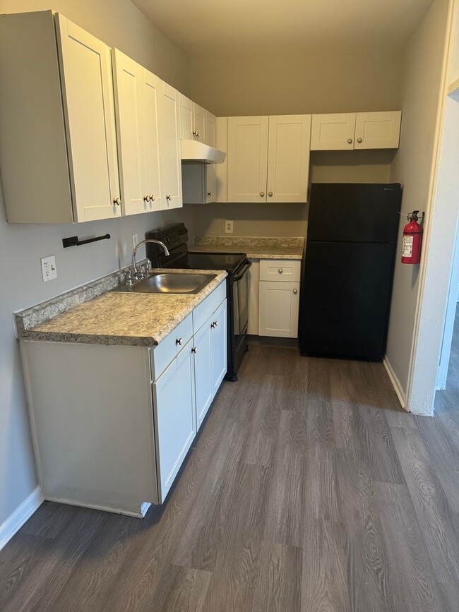 Building Photo - Recently Renovated 1 Bedroom/ 1 Bathroom A...