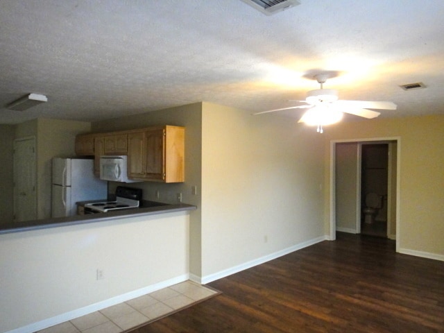 Building Photo - 3Bed/3Bath Available Soon!