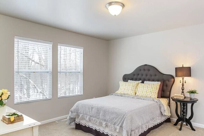 Building Photo - Immediate Occupancy Available!