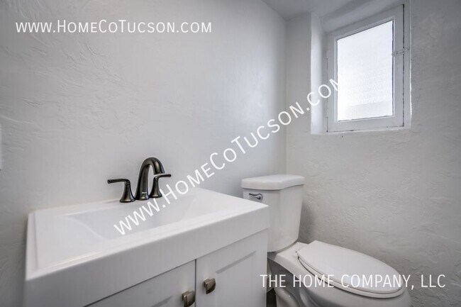 Building Photo - 940 E Florita St