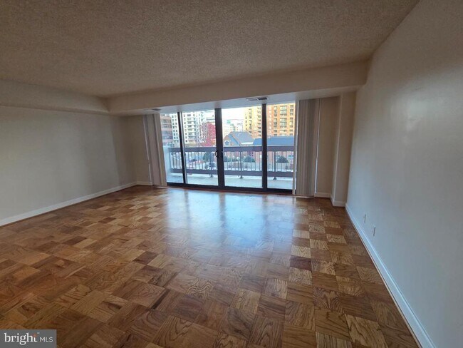 Building Photo - 3800 Fairfax Dr