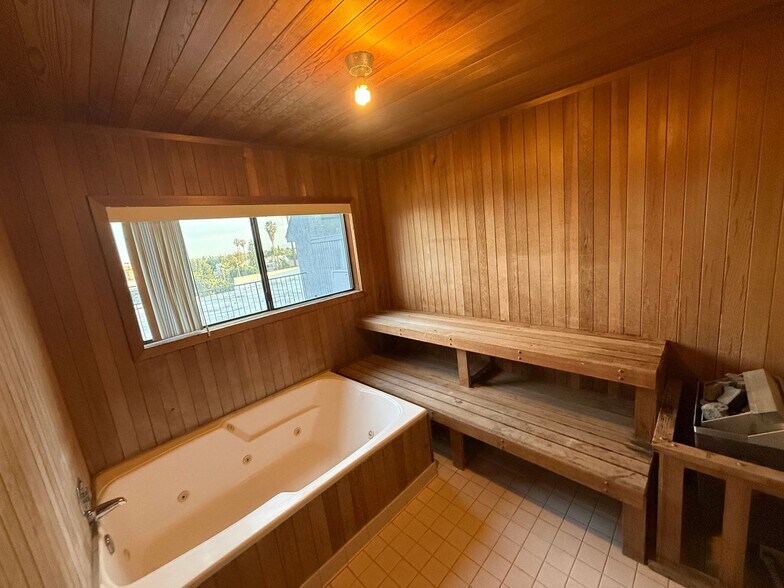 Building Photo - 1444 Centinela Ave