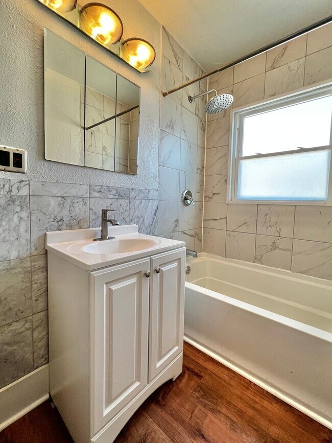 Building Photo - 8th2122 (CW-NB)