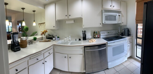 Large kitchen with everything you need! - 4337 Marina City Dr