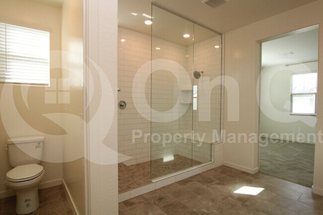 Building Photo - 943 E Danbury Dr