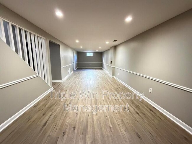 Building Photo - 1665 Queens Dr