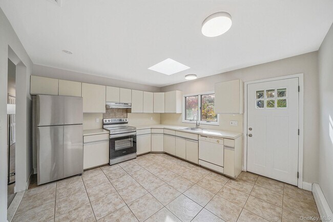 Building Photo - 2074 Motor Pkwy