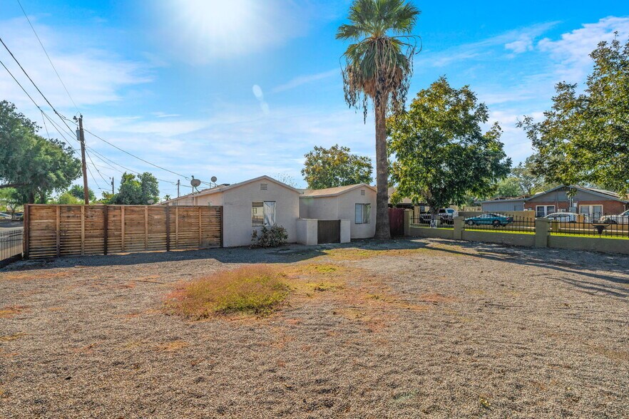 Building Photo - 2745 E Willetta St