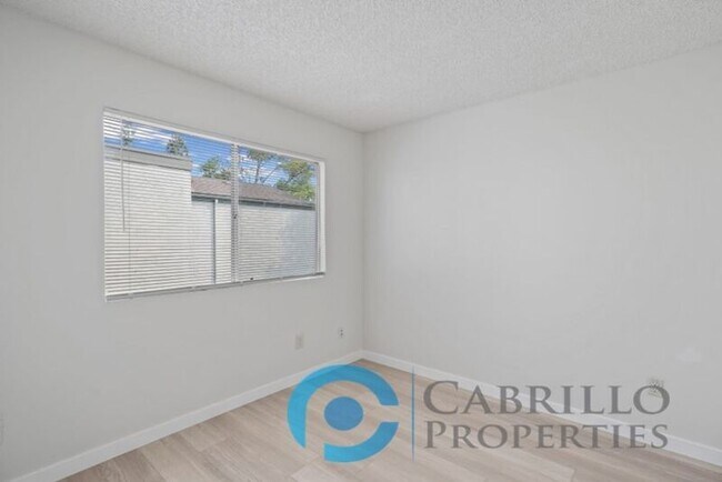 Building Photo - 5067 La Cuenta Dr