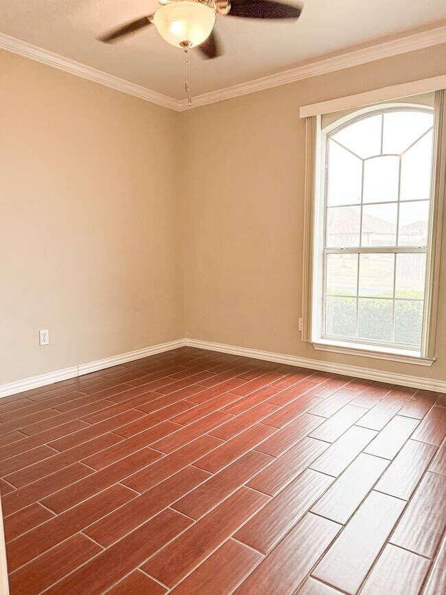 Building Photo - Move-In Special!  $$
