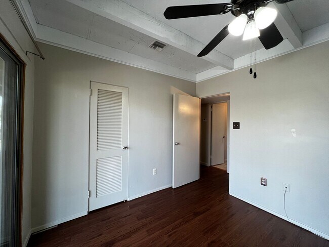 Building Photo - 1008 S College Rd