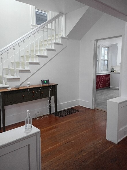 Building Photo - 547 NE Knott St