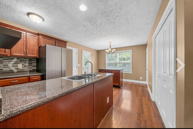 Building Photo - 546 Falkland Cir