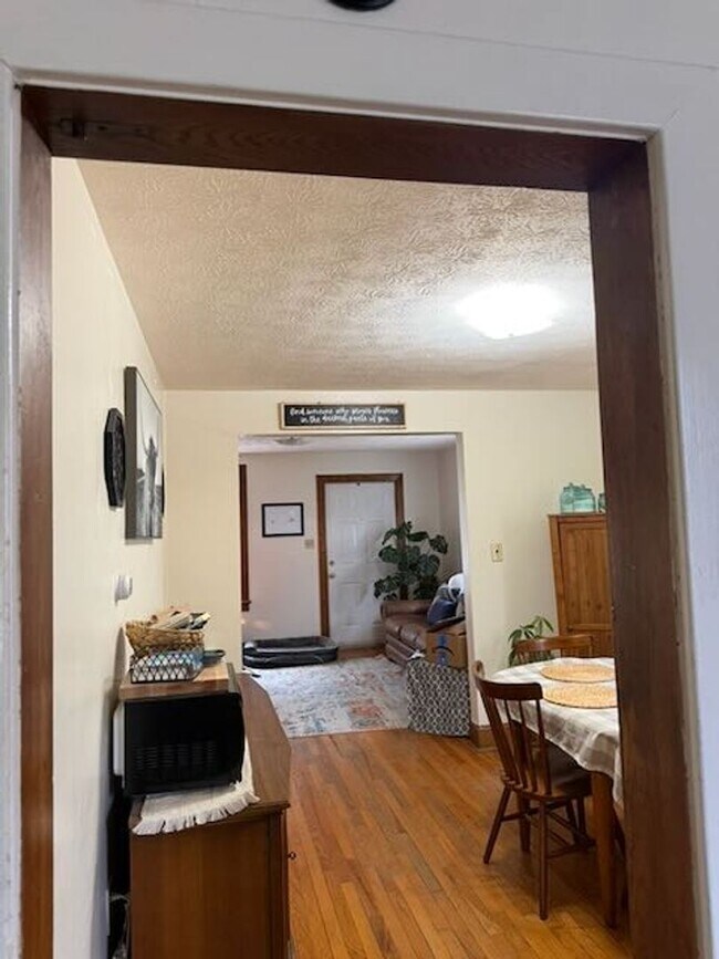 Building Photo - 4 Bedroom Townhome Across Street from JMU