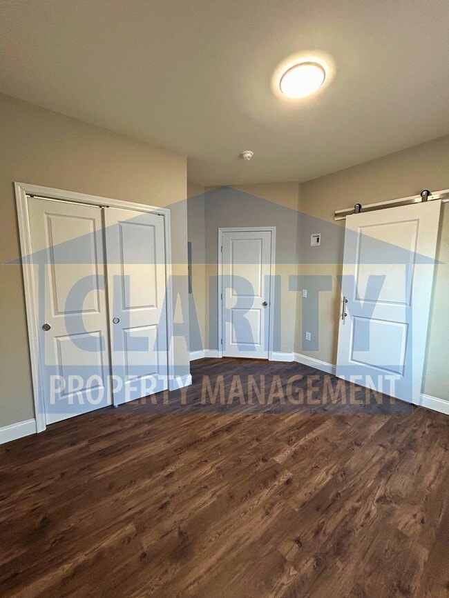 Building Photo - Modern townhome!