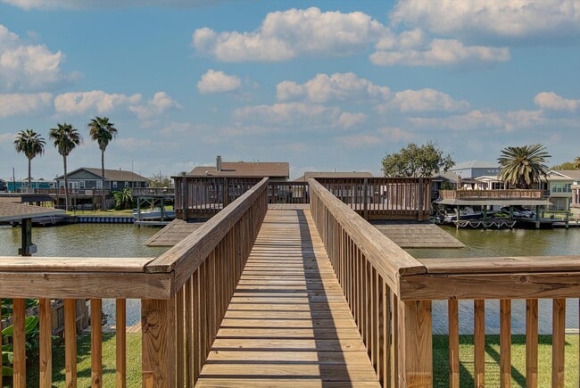 Building Photo - 170 Barracuda St