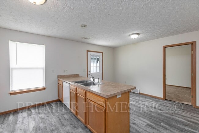 Building Photo - 92-92 Meadow Wood Dr