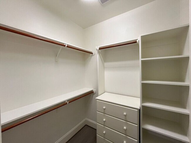 Building Photo - 535 Guilford Cir