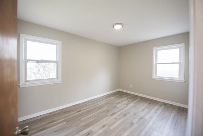 Building Photo - 9328 W Ridgewood Dr