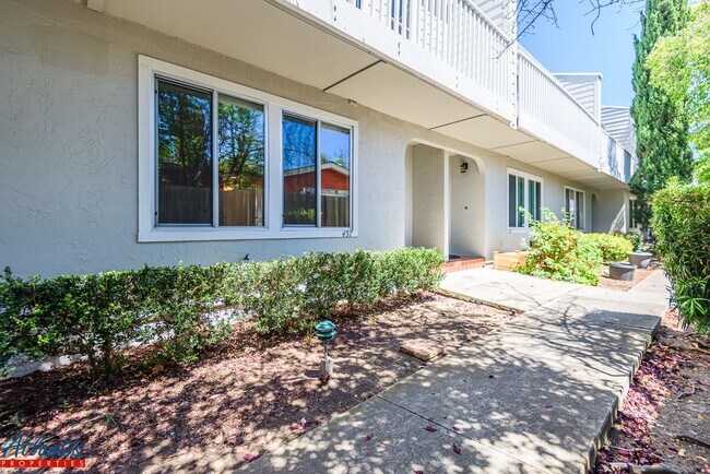 Building Photo - 457 Oak Ave