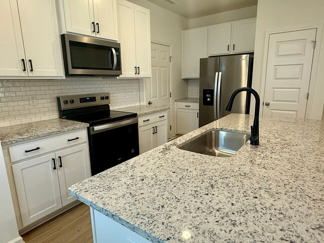 Building Photo - Three bedroom, 2.5 bath townhome in Mebane...