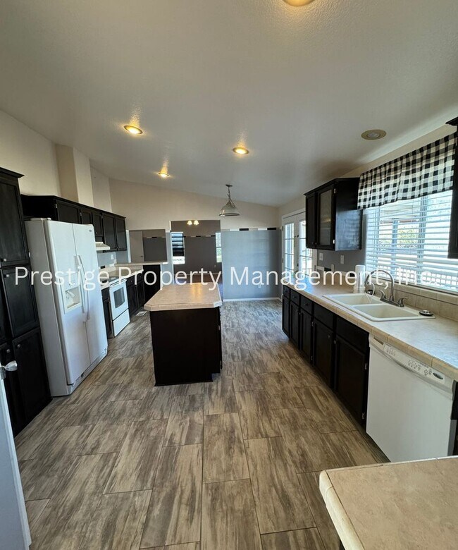 Building Photo - This 4/2 Vail Manufactured Home Is On A 1 Acre Lot!!!