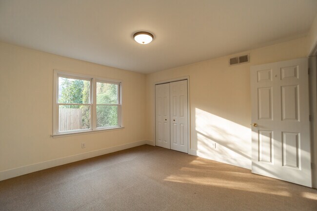 Building Photo - 333 Mathews Ave NE