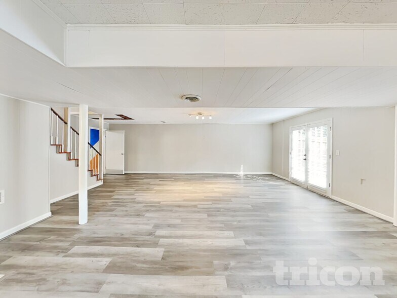 Building Photo - 361 Willow Glenn Dr