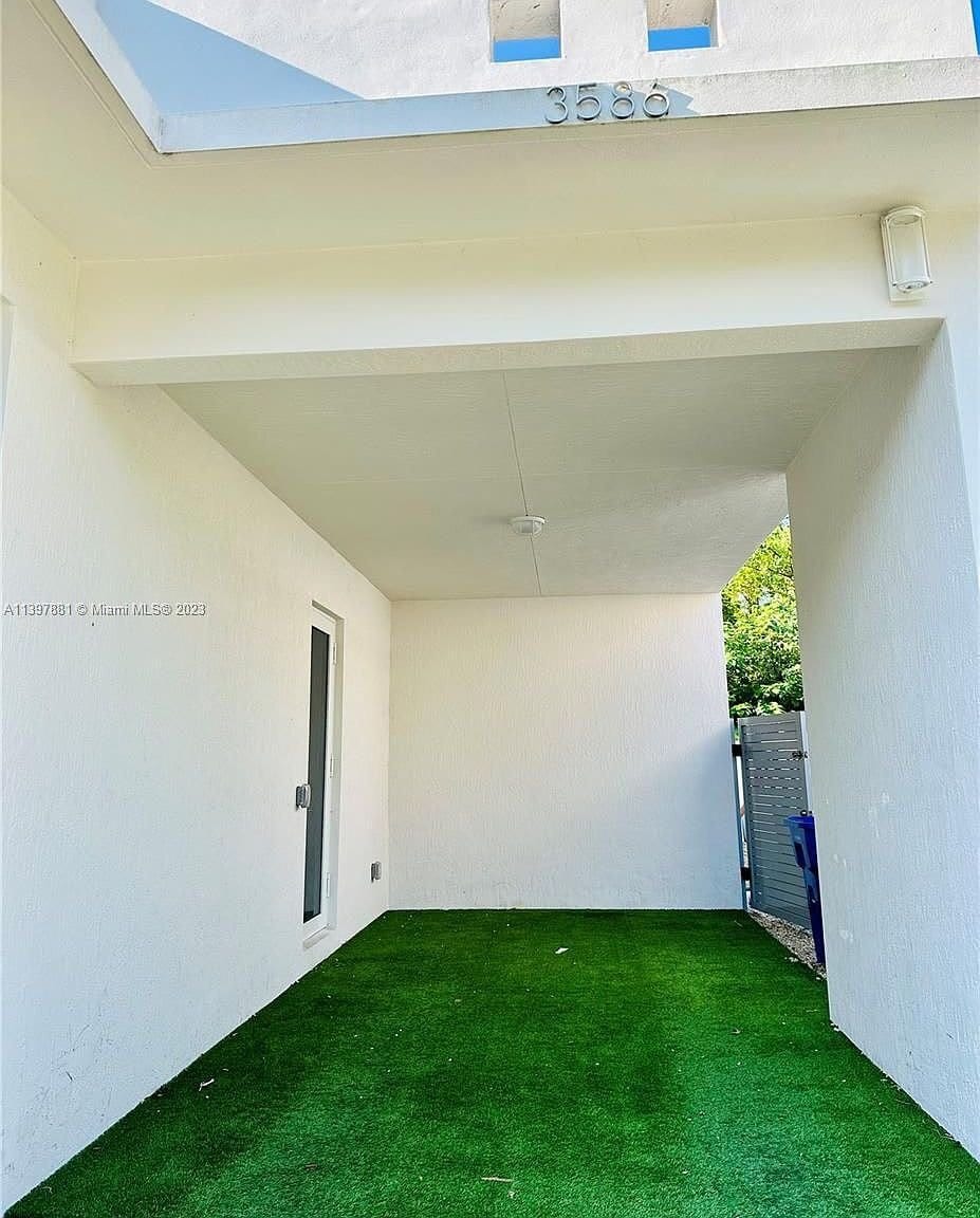 Building Photo - 3586 Franklin Ave